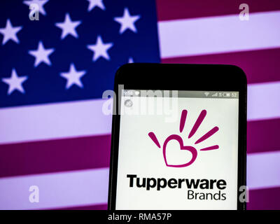 In der Ukraine. 14 Feb, 2019. Tupperware Brands Corporation logo gesehen auf einem Smartphone angezeigt. Quelle: Igor Golovniov/SOPA Images/ZUMA Draht/Alamy leben Nachrichten Stockfoto