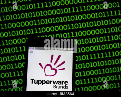 In der Ukraine. 14 Feb, 2019. Tupperware Brands Corporation logo gesehen auf einem Smartphone angezeigt. Quelle: Igor Golovniov/SOPA Images/ZUMA Draht/Alamy leben Nachrichten Stockfoto