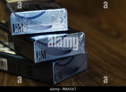 Kiew, Ukraine. 14 Feb, 2019. Eine Packung von Philip Morris International Inc. L&M Loft Zigaretten in einem Tabakladen gesehen. Quelle: Igor Golovniov/SOPA Images/ZUMA Draht/Alamy leben Nachrichten Stockfoto