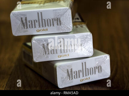 Kiew, Ukraine. 14 Feb, 2019. Eine Packung von Philip Morris International Inc. Marlboro Gold Zigaretten in einem Tabakladen gesehen. Quelle: Igor Golovniov/SOPA Images/ZUMA Draht/Alamy leben Nachrichten Stockfoto