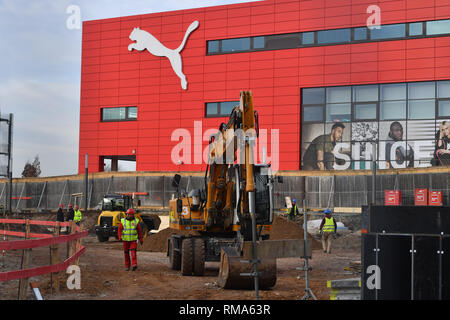 Herzogenaurach, Deutschland. 14 Feb, 2019. Periphere betrifft, verfügen. Baustelle, Bagger an der Marke PUMA Zentrum PUMA Bilanz Pressekonferenz am 14.02.2020 in Herzogenaurach. Sportartikelhersteller, Lifestyle Marke, Marke. | Verwendung der weltweiten Kredit: dpa/Alamy leben Nachrichten Stockfoto