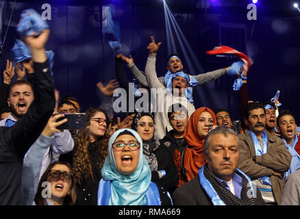 Beirut, Libanon. 14 Feb, 2019. Anhänger der libanesischen Ministerpräsidenten Saad Hariri zuzujubeln während einer Sammlung der 14. Jahrestag der Ermordung des früheren Ministerpräsidenten Rafik Hariri zu markieren. Credit: Marwan Naamani/dpa/Alamy leben Nachrichten Stockfoto