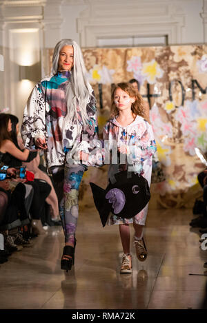 Vin+ Omi, in Zusammenarbeit mit Ocean, präsentierten ihre neuesten Collection im 1901 Restaurant, Andaz London, vor London Fashion Week. Die eco Designer Duo erstellen Ihre manchmal ausgefallene Outfits aus recycelten Materialien. Leah Wood (Tochter von Rolling Stones Ronnie Wood) und Tochter Maggie Holz Stockfoto