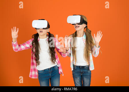 Kids Mädchen spielen Virtual Reality Spiel. Freunde interagieren in Vr. Alternative Realität erkunden. Zukunft vorhanden ist. Cyberspace und Virtual Gaming. Virtual Reality Technologie. Virtuelle Realität zu entdecken. Stockfoto