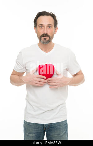 Gruß aus ehrlichem Herzen. Man bärtige Hipster halten Herz. Valentines Tag feiern. Liebe und romantische Gefühle Konzept. Verlieben. Mich zu Ihnen. Herz-Attribut von Valentine. Herz Geschenk oder zu präsentieren. Stockfoto