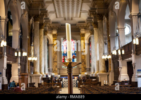 BIRMINGHAM, UK - März 2018 Eine weiße Kerze in der Mitte stehen Foregroound. St. Philips Kathedrale Innen als unscharfen Hintergrund. Paar P Stockfoto