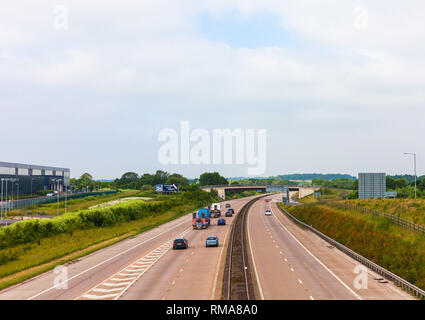 BIRMINGHAM, UK - März 2018 Freeway in der Vorstadt mit Pflanzen und Bäume in der Umgebung entwickelt. Luftaufnahme von Zementierten Breite Lane Highway f Stockfoto