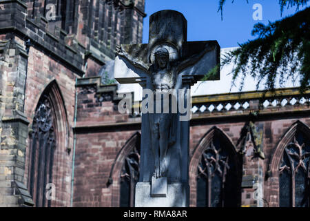 BIRMINGHAM, UK - März 2018 Die Christus am Kreuz War Memorial in St. Peter's Garten Wolverhampton England. Verwitterte Skulptur von Kruzifix aus Stockfoto