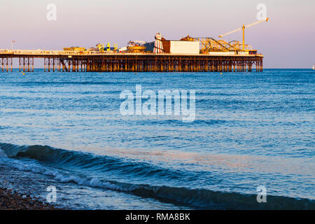 Brighton, Großbritannien - Juni 2018 Palace Pier von Brighton in England stehen auf strukturelle Balken auf dem Wasser. Vergnügungspark am Hafen Reklamation. Stockfoto