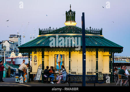 Brighton, Großbritannien - Juni 2018 Snack Restaurant Haus am Strand von Brighton in England direkt am Meer. Kunden Sitzen und Essen hinter der Diners Hütte. Komplizierte Carvi Stockfoto