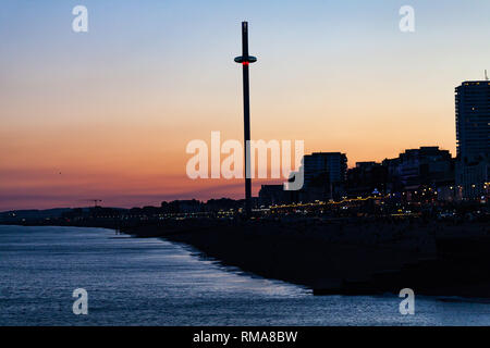 Brighton, Großbritannien - Juni 2018 Waterfront von Brighton Beach England am Abend. Ich 360 Beobachtung und Aussichtsturm Hoch am Ufer. Lichterkette Stockfoto