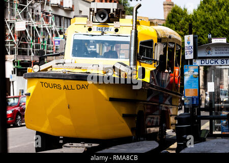 BIRMINGHAM, UK - März 2018 London Duck Tours Amphibienfahrzeug für Sehenswürdigkeiten an Land und auf dem Wasser. Gelbe Transport Geparkt auf Windsor Roadsi Stockfoto