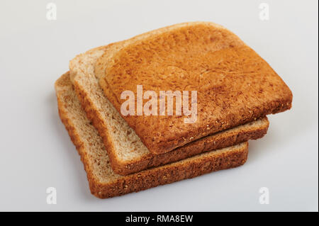 Gruppe von Scheiben Brot auf weißem Hintergrund Stockfoto