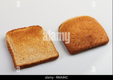 Zwei Stücke von geröstetem Brot auf weißem Hintergrund Stockfoto