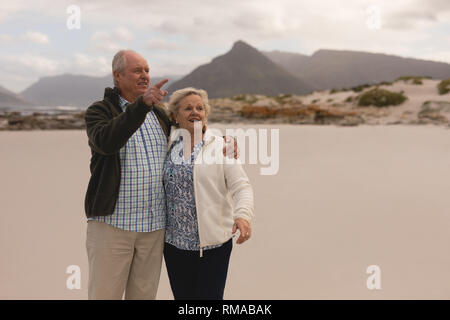 Senior Paar stehend auf den Strand Stockfoto