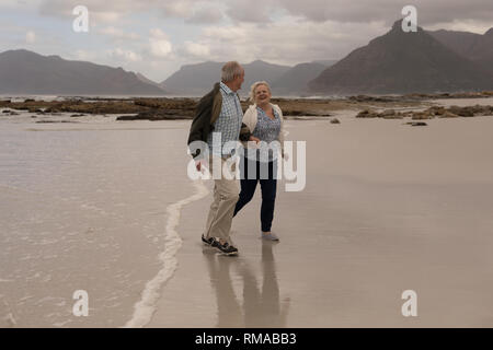 Senior paar Hand in Hand am Strand Stockfoto