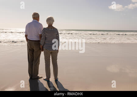 Senior Paar stehen am Strand. Stockfoto