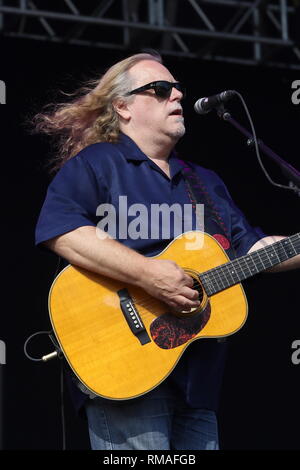 Musiker Warren Haynes ist dargestellt auf der Bühne während eines 'live' Solo Akustik Konzert aussehen Stockfoto