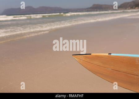 Close up Holz Surfboard am Strand Stockfoto