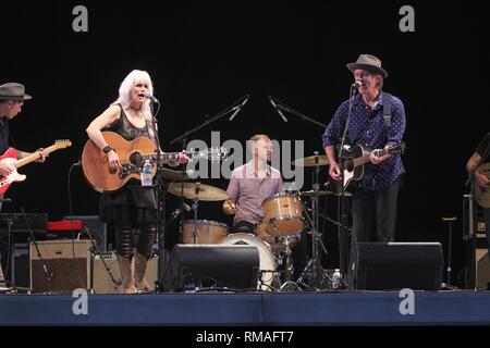 Musiker Emmylou Harris und Rodney Crowell dargestellt auf der Bühne während einer "live"-Konzert aussehen. Stockfoto