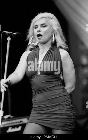 Sängerin, Songwriterin und Schauspielerin Debbie Harry, am besten bekannt für Sein der Sänger der Punk und New Wave Band Blondie, dargestellt auf der Bühne während einer "live"-Konzert aussehen. Stockfoto