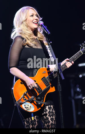 Sänger, Songwriter und Gitarrist Nancy Wilson ist dargestellt auf der Bühne während einer "live"-Konzert Auftritt mit Herzen. Stockfoto