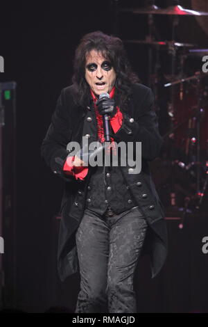 Sänger Alice Cooper ist dargestellt auf der Bühne während einer "live"-Konzert Auftritt mit den Hollywood Vampire. Stockfoto