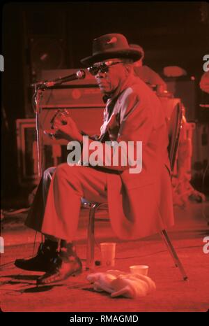 Blues Sänger, Gitarrist und Songwriter John Lee Hooker auf der Bühne gezeigt wird während einer "live"-Konzert aussehen. Stockfoto