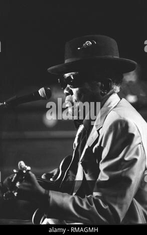 Blues Sänger, Gitarrist und Songwriter John Lee Hooker auf der Bühne gezeigt wird während einer "live"-Konzert aussehen. Stockfoto