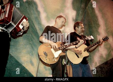 Hot Tuna dargestellt auf der Bühne während einer "live"-Konzert aussehen. Stockfoto