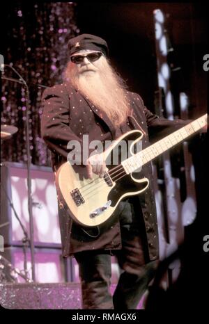 Bassist und Sänger Dusty Hill der Rock Band ZZ Top wird gezeigt auf der Bühne während eines 'live' aussehen. Stockfoto