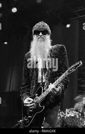 Sänger, Songwriter und Gitarrist Billy Gibbons der Rock Band ZZ Top wird gezeigt auf der Bühne während eines 'live' aussehen. Stockfoto