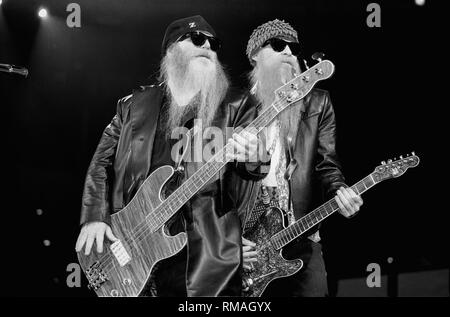 Musiker Dusty Hill und Billy Gibbons von ZZ Top Rock Band sind auf der Bühne während eines 'live' aussehen. Stockfoto