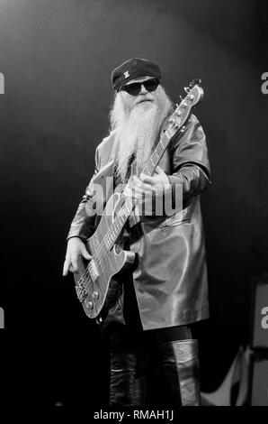 Bassist und Sänger Dusty Hill der Rock Band ZZ Top wird gezeigt auf der Bühne während eines 'live' aussehen. Stockfoto