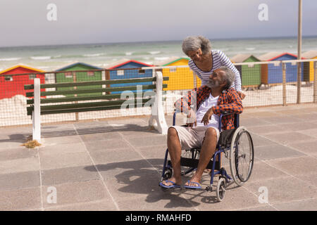 Älterer Mann an der älteren Frau suchen an der Promenade Stockfoto