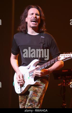 Gitarrist Steve Über dargestellt auf der Bühne während der Jimmy Hendrix Experience 2010 Tribute Konzert. Stockfoto