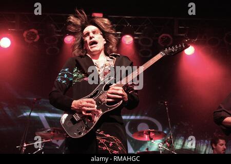 Instrumental Rock Gitarrist, Songwriter, Sänger, Produzent und Schauspieler Steve Vai ist dargestellt auf der Bühne während einer "live"-Konzert aussehen. Stockfoto