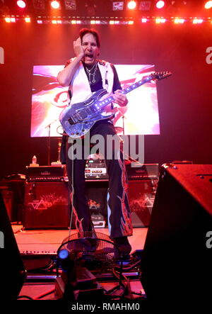 Gitarrist Steve Vai ist dargestellt auf der Bühne während einer "live"-Konzert aussehen. Stockfoto