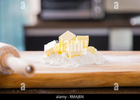 Sie hausgemachte Kuchen für Bäckerei Konzept, backen in der Küche und Zutaten zum Backen - Eier, Mehl, Zucker, Butter und Milch. 128 Stockfoto