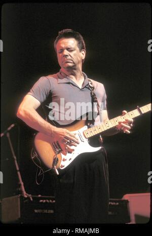 Blues Gitarrist, Sänger und Songwriter Jimmie Vaughan ist dargestellt auf der Bühne während einer "live"-Konzert aussehen. Stockfoto