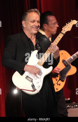 Blues Gitarrist, Sänger und Songwriter Jimmie Vaughan ist dargestellt auf der Bühne während einer "live"-Konzert aussehen. Stockfoto