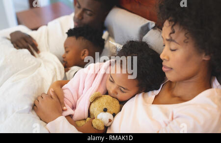 Afrikanische amerikanische Familie zusammen Schlafen auf dem Bett Stockfoto