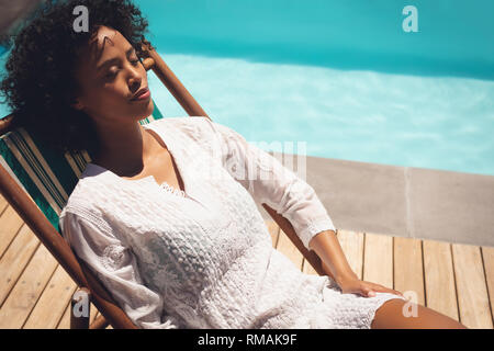 Afrikanische amerikanische Frau relaxen im Liegestuhl in Ihrem Hinterhof Stockfoto