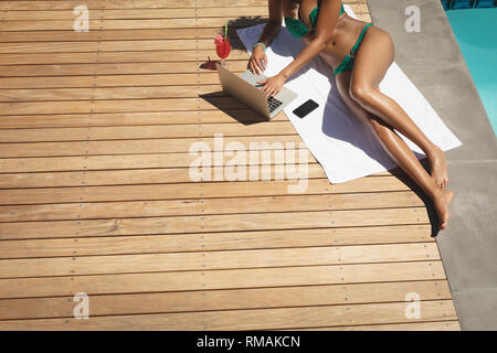 Junge afrikanische amerikanische Frau mit Laptop in Ihrem Hinterhof Stockfoto