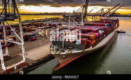 Schiff im Hafen von Oakland, Kalifornien Stockfoto