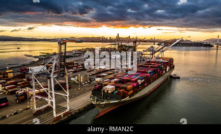 Schiff im Hafen von Oakland, Kalifornien Stockfoto