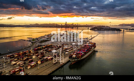 Schiff im Hafen von Oakland, Kalifornien Stockfoto