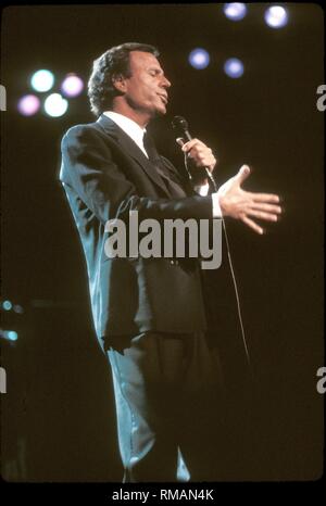 Julio Iglesias De La Cueva, spanische Sängerin, die in 14 Sprachen über 300 Millionen Alben verkauft hat und veröffentlichte 77 Alben, dargestellt auf der Bühne während einer "live"-Konzert aussehen. Stockfoto