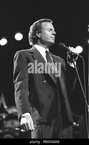 Spanische Sänger Julio Iglesias, der in 14 Sprachen über 300 Millionen Alben verkauft hat und veröffentlichte 77 Alben, dargestellt auf der Bühne während einer "live"-Konzert aussehen. Stockfoto