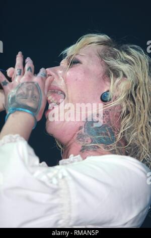 Sängerin Maria Brink des Melodic Metalcore Band in diesem Moment wird gezeigt auf der Bühne während einer "live"-Konzert aussehen. Stockfoto